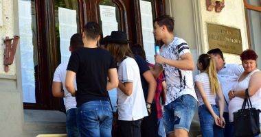 Stire din Cultură-Educație : Primarul Constanței, acuzat de elevi de manipulare. "Majorarea burselor este o necesitate, nu un moft!"