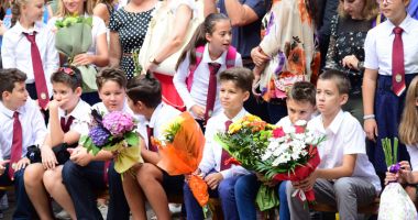 Stire din Cultură-Educație : Vacanța mare devine mai mică! Ministrul Educației a stricat planurile părinților