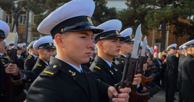 Stire din Cultură-Educație : Tineri, frumoși și cu arma în mână! Copiii români, tot mai tentați de o carieră militară