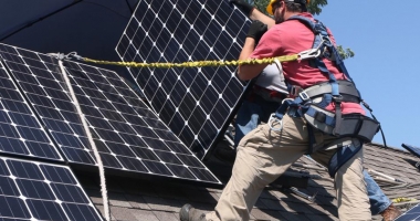 Stire din Social : Cum poți primi bani de la stat pentru sisteme de energie regenerabilă