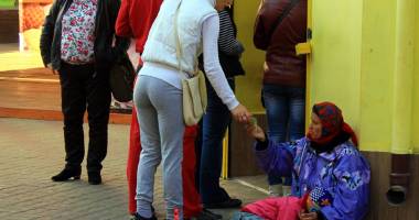 Stire din Social : Câți bani fac cerșetorii de pe străzile Constanței