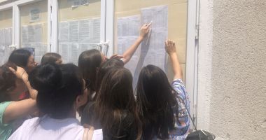 Stire din Cultură-Educație : Concurență mare la liceele bune! Sute de elevi, departajați la sutime pentru admiterea 2019