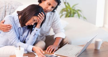 Stire din Social : Constănțenii datornici fac pace cu băncile. Cine le dă o mână de ajutor