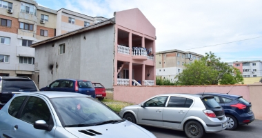 Stire din Social : Aberații urbanistice la Constanța! Vilă "parcată" între mașini și blocuri cu vedere în apartamentele vecinilor