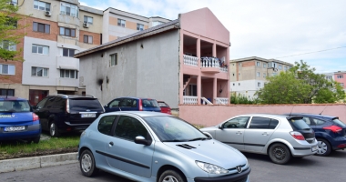 Aberații urbanistice la Constanța! Vilă "parcată" între mașini și blocuri cu vedere în apartamentele vecinilor - 5