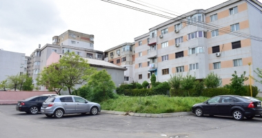 Aberații urbanistice la Constanța! Vilă "parcată" între mașini și blocuri cu vedere în apartamentele vecinilor - 4