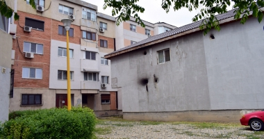 Aberații urbanistice la Constanța! Vilă "parcată" între mașini și blocuri cu vedere în apartamentele vecinilor - 2