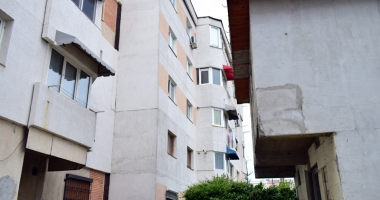 Aberații urbanistice la Constanța! Vilă "parcată" între mașini și blocuri cu vedere în apartamentele vecinilor - 3