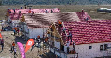 Opt familii sărmane vor avea un acoperiș și un cămin cald, la iarnă - 3