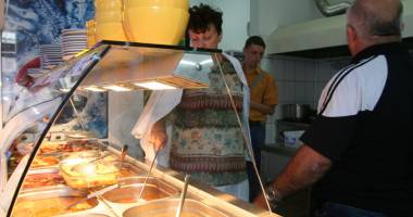 Stire din Social : Nereguli grave în restaurantele și terasele de pe litoral.  Ce au găsit medicii veterinari