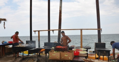 Pește împuțit și midii stricate. Cu ce îi așteaptă cârciumarii pe turiști, în mini-vacanța de Rusalii - 2