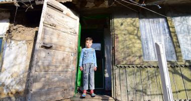 Stire din Social : Copii desculți și care adorm flămânzi. Părinții fac apel pentru dublarea alocațiilor