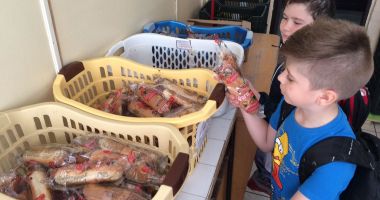 Stire din Cultură-Educație : Cu burta goală la școală! Cursurile încep și anul acesta fără corn, lapte și fructe