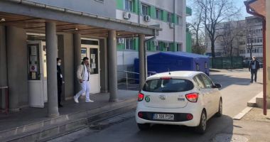 Amenințarea Covid-19. Noi restricții pentru populație, corturi amenajate în curțile spitalelor - 3