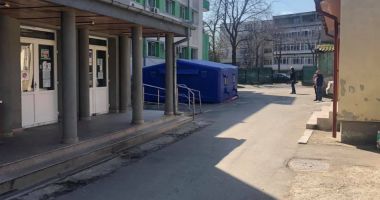 Amenințarea Covid-19. Noi restricții pentru populație, corturi amenajate în curțile spitalelor - 2