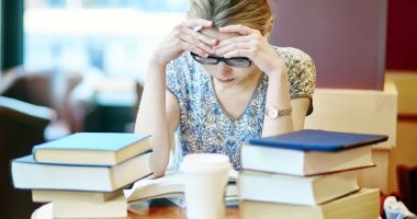 Stire din Social : Cum vrea statul să oprească exodul tinerilor din România. Creditele garantate de stat, soluția "salvatoare"