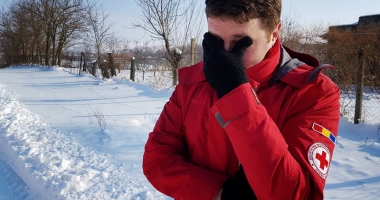 Iarnă grea la țară. Voluntarii  Crucii Roșii au întins o mână  de ajutor bătrânilor din satele izolate - 2