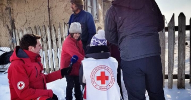 Iarnă grea la țară. Voluntarii  Crucii Roșii au întins o mână  de ajutor bătrânilor din satele izolate - 3