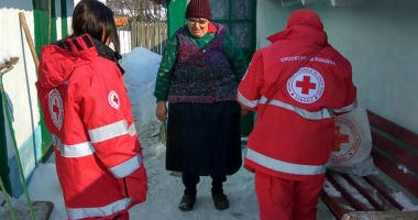 Iarnă grea la țară. Voluntarii  Crucii Roșii au întins o mână  de ajutor bătrânilor din satele izolate - 11
