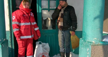 Iarnă grea la țară. Voluntarii  Crucii Roșii au întins o mână  de ajutor bătrânilor din satele izolate - 12