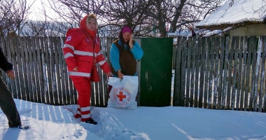 Iarnă grea la țară. Voluntarii  Crucii Roșii au întins o mână  de ajutor bătrânilor din satele izolate - 13