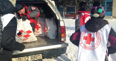 Iarnă grea la țară. Voluntarii  Crucii Roșii au întins o mână  de ajutor bătrânilor din satele izolate - 4