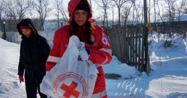 Iarnă grea la țară. Voluntarii  Crucii Roșii au întins o mână  de ajutor bătrânilor din satele izolate - 5