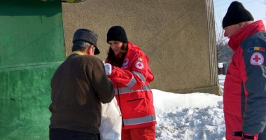 Iarnă grea la țară. Voluntarii  Crucii Roșii au întins o mână  de ajutor bătrânilor din satele izolate - 6