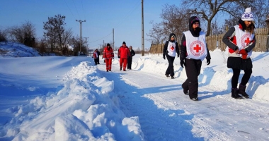 Iarnă grea la țară. Voluntarii  Crucii Roșii au întins o mână  de ajutor bătrânilor din satele izolate - 7