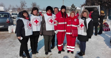 Iarnă grea la țară. Voluntarii  Crucii Roșii au întins o mână  de ajutor bătrânilor din satele izolate
