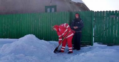 Iarnă grea la țară. Voluntarii  Crucii Roșii au întins o mână  de ajutor bătrânilor din satele izolate - 8