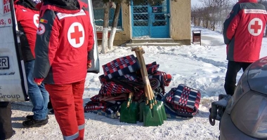 Iarnă grea la țară. Voluntarii  Crucii Roșii au întins o mână  de ajutor bătrânilor din satele izolate - 9