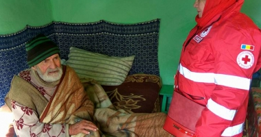 Iarnă grea la țară. Voluntarii  Crucii Roșii au întins o mână  de ajutor bătrânilor din satele izolate - 10
