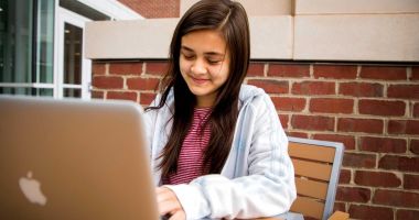 Stire din Cultură-Educație : Cursuri online și de la toamnă? Tablete pentru elevi și cursuri pentru profesori