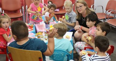 Stire din Social : De pe câmp, direct la școală! Grădinițe estivale pentru copiii din familii sărmane