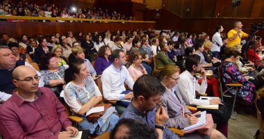 Stire din Cultură-Educație : Credeați că scăpați de ei? Zeci de directori de școli au primit continuitate pe funcție