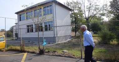 Stire din Cultură-Educație : "Vine poliția și vrea gratii și uși încuiate,  apoi vine ISU și vrea uși deschise, fără gratii!"