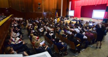 Stire din Cultură-Educație : Punem lacăt pe școli? "Nu ne încadrăm în buget și va trebui să găsim soluții!"