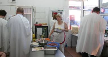 Stire din Social : Restaurantele și autoservirile de pe litoral,  luate la puricat de inspectorii sanitar-veterinari
