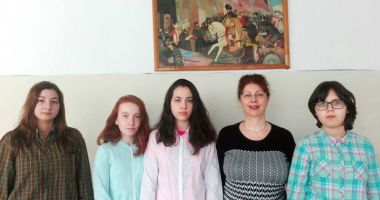 Stire din Cultură-Educație : Calificate la olimpiade  naționale! Elevele model  ale Liceului "Lucian Blaga"