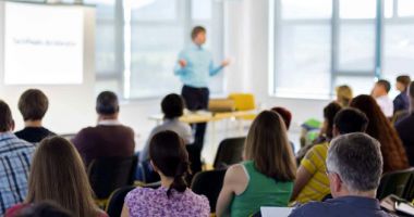 Stire din Cultură-Educație : Elevii, excluși de la masa discuțiilor despre Legea Educației