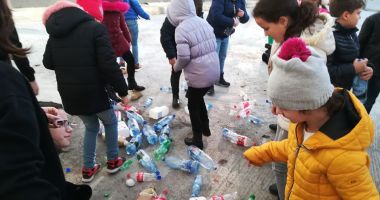 Stire din Cultură-Educație : Elevii, fruntași la protecția mediului. Tone de deșeuri colectate selectiv în școli