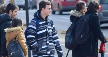 Stire din Cultură-Educație : Elevii, îngrijorați de soarta colegilor lor care fac naveta la școală