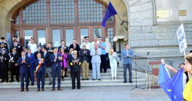 Stire din Cultură-Educație : Paradă comunistă în loc de burse mărite. "Ne-am simțit profund jigniți!"