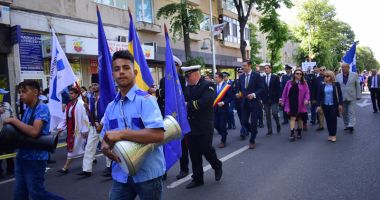 Paradă comunistă în loc de burse mărite. "Ne-am simțit profund jigniți!" - 2