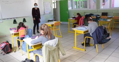 Stire din Cultură-Educație : Elevi şi profesori confirmaţi cu noul coronavirus. Cursurile, mutate în online