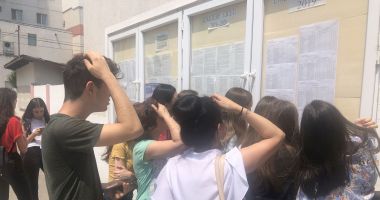 Stire din Cultură-Educație : Lacrimi și suspine la Evaluarea Națională. 1.500 de candidați nu au reușit să ia media 5!