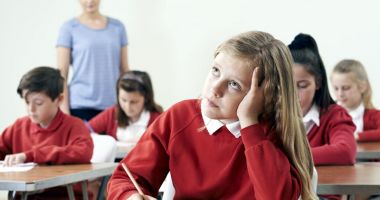 Stire din Cultură-Educație : Încep examenele. Evaluare reală sau stres inutil pentru copii?