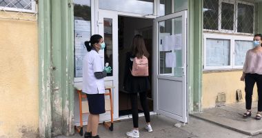 Stire din Cultură-Educație : Examen cu emoții, la Constanța. Un elev, depistat cu temperatură și trimis acasă