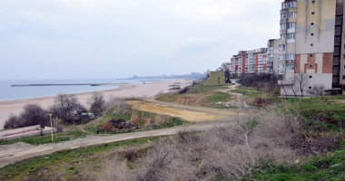 Plaje de milioane de euro, faleze de doi lei! Fără drumuri de acces și maluri pline de gunoaie - 2